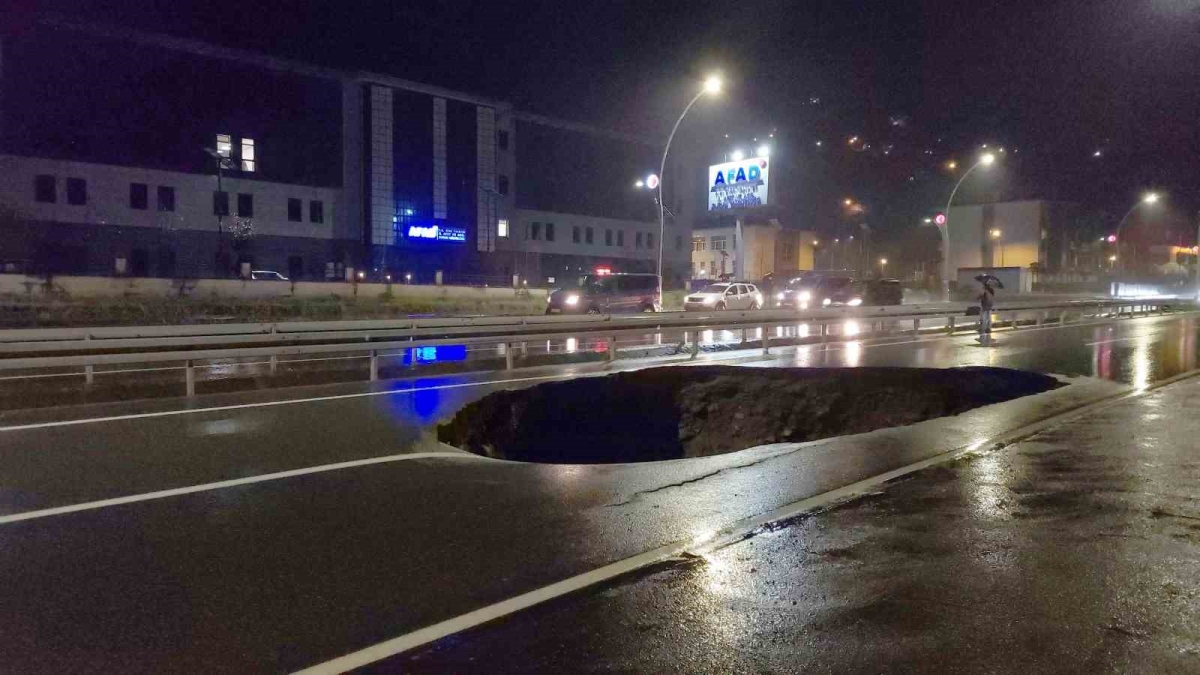 Rize’de şiddetli yağışlar sonrası yol çöktü
