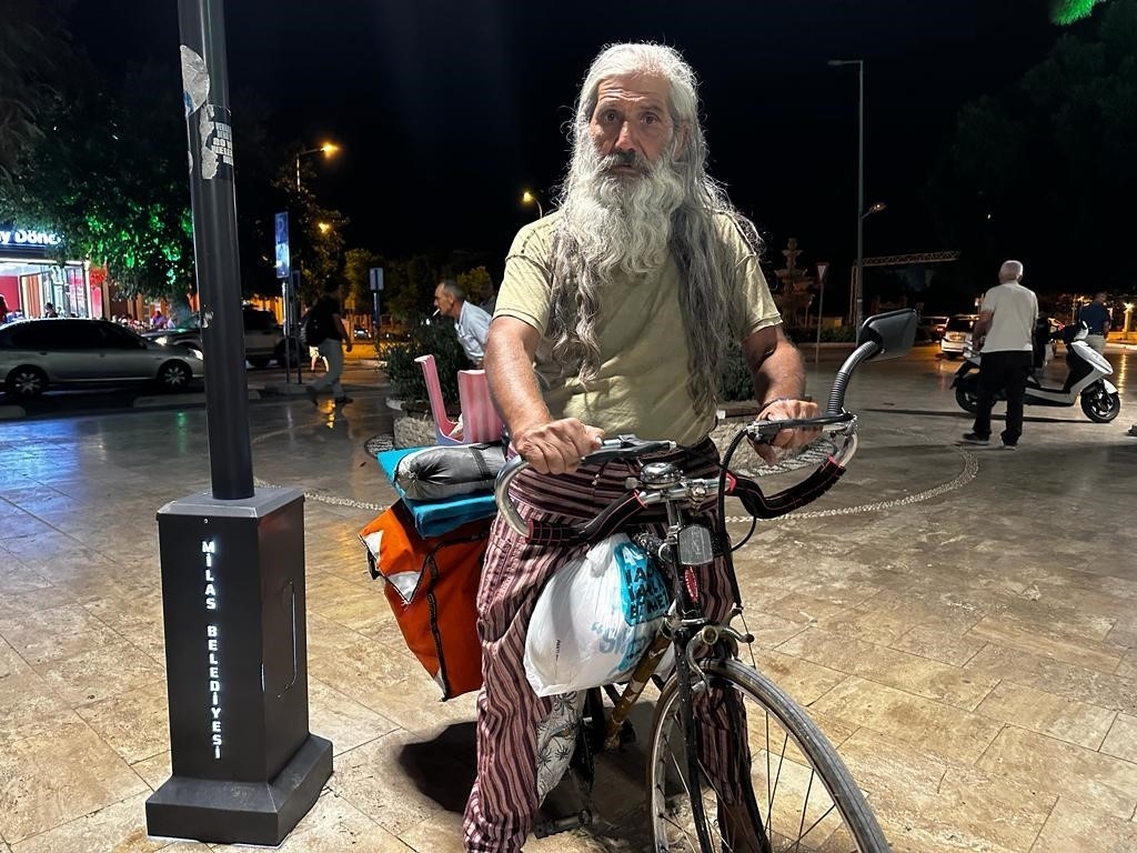 60 yıllık bisikletle bin 200 kilo metre yol geldi
