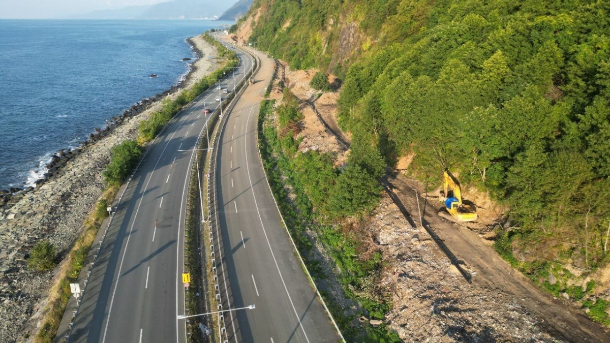 Karadeniz Sahil Yolu’nun kenarı çöp dağına döndü
