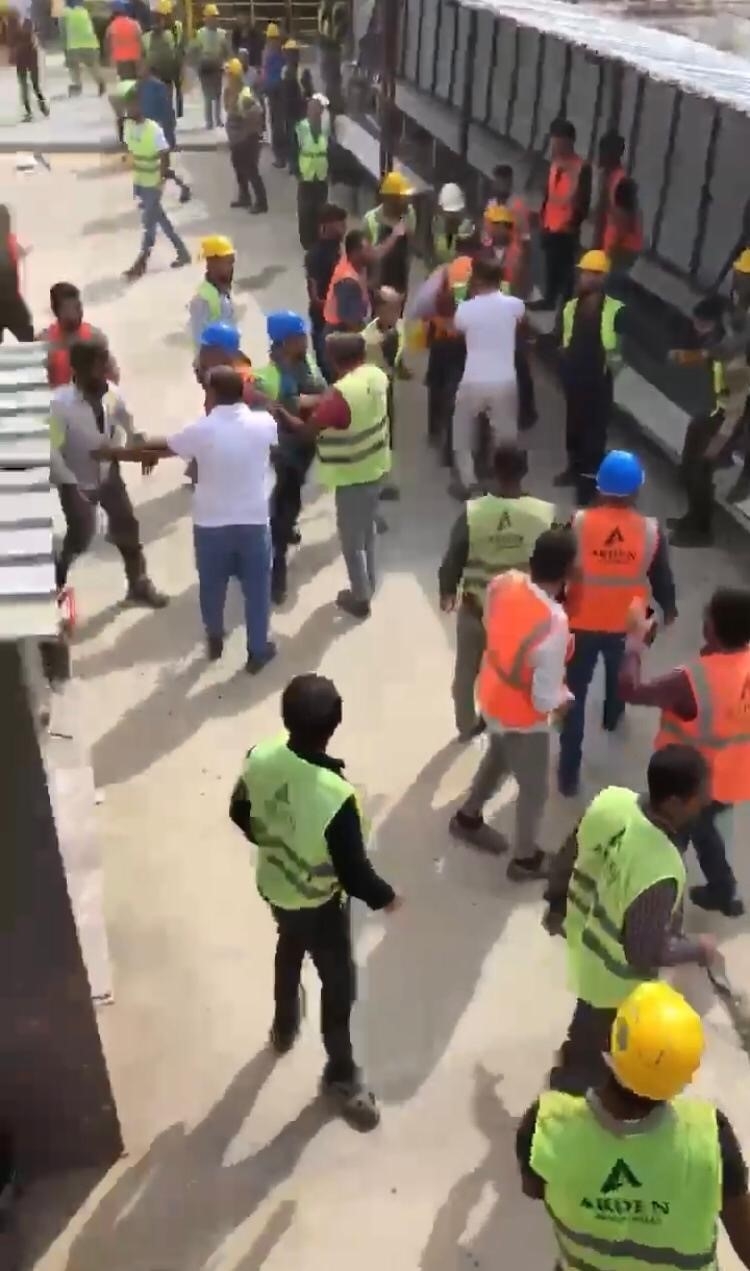 Şantiyede işçilerin meydan kavgası kamerada: İnşaat birbirine girdi
