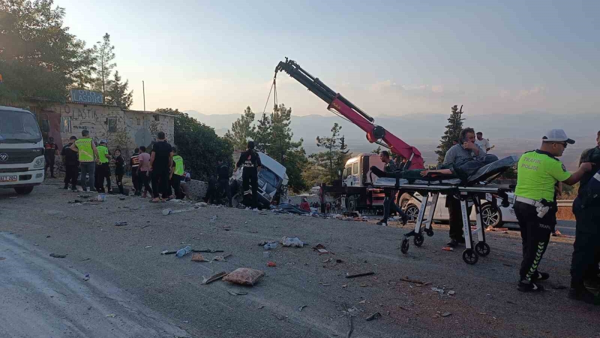 Katliam gibi kaza: 5 ölü, 5’i ağır 17 yaralı
