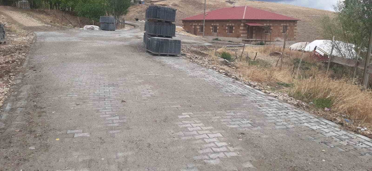 Kilit Parke Taşını Şebinkarahisar'da Köy halkı, Bitlis’te İl Özel idaresi döşüyor
