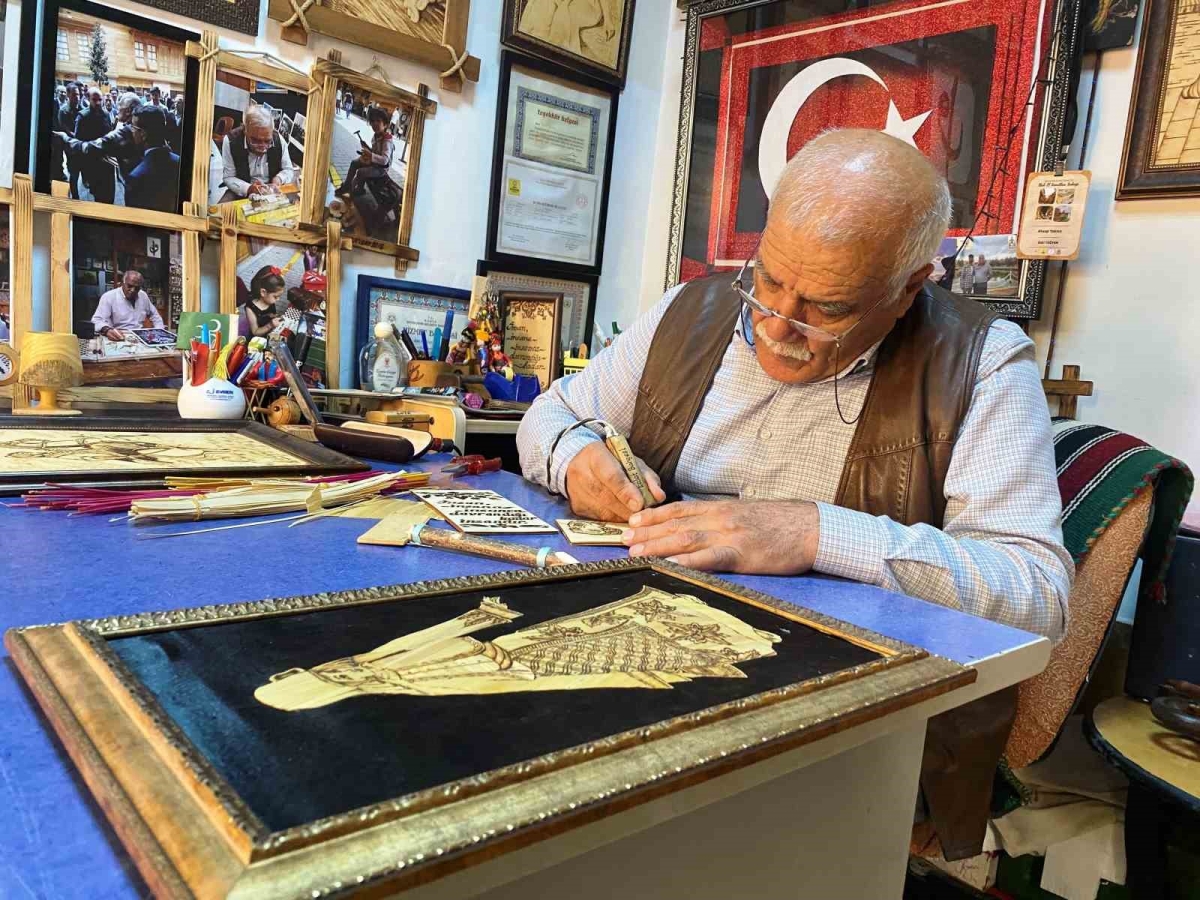 Ahşap yakma sanatında 56 yılı geride bıraktı
