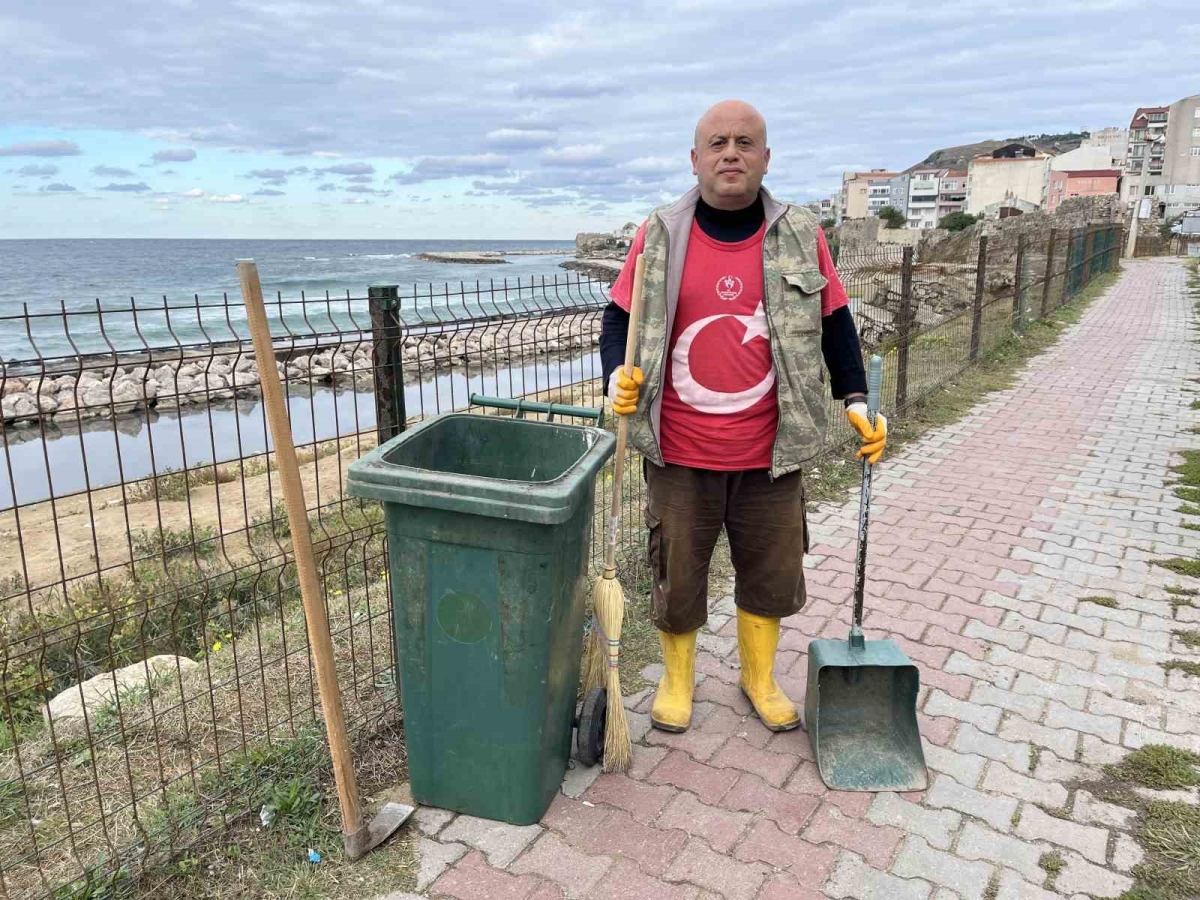 Gönüllü olarak mahalleyi temizliyor
