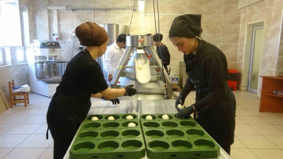 Fabrika gibi okul: Günde 6 bin ekmek üretiyor
