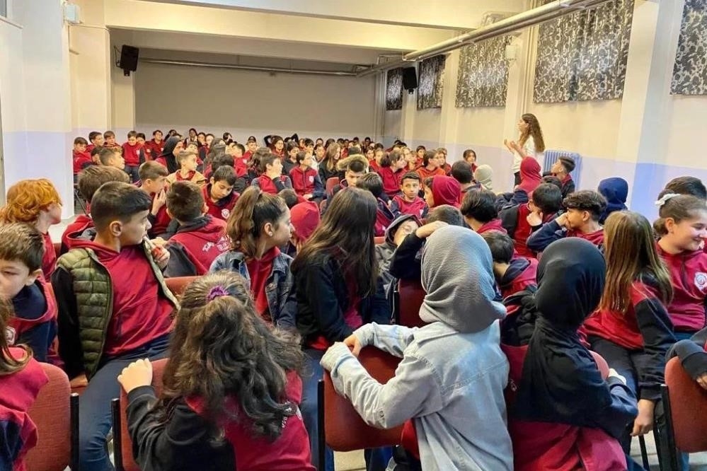 Öğrencilere suçtan korunma yöntemleri anlatılıyor
