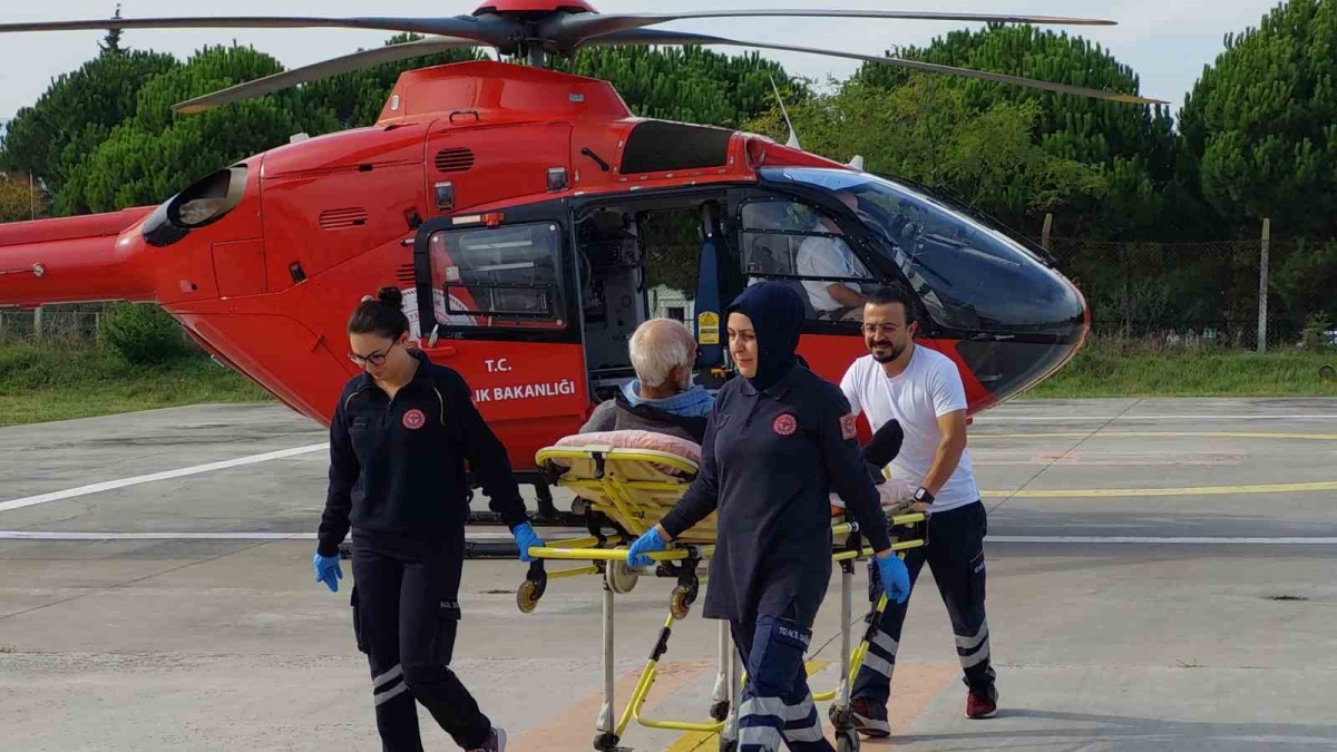 Kalp krizi geçiren yaşlı adamın yardımına ambulans helikopter yetişti
