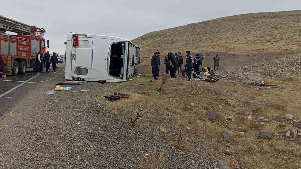 Yolcu otobüsü devrildi: 4 ölü, 30 yaralı

