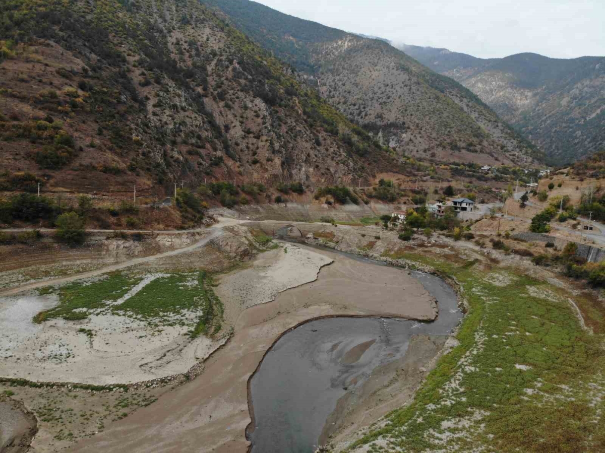 Torul Barajı’nda sular çekildi