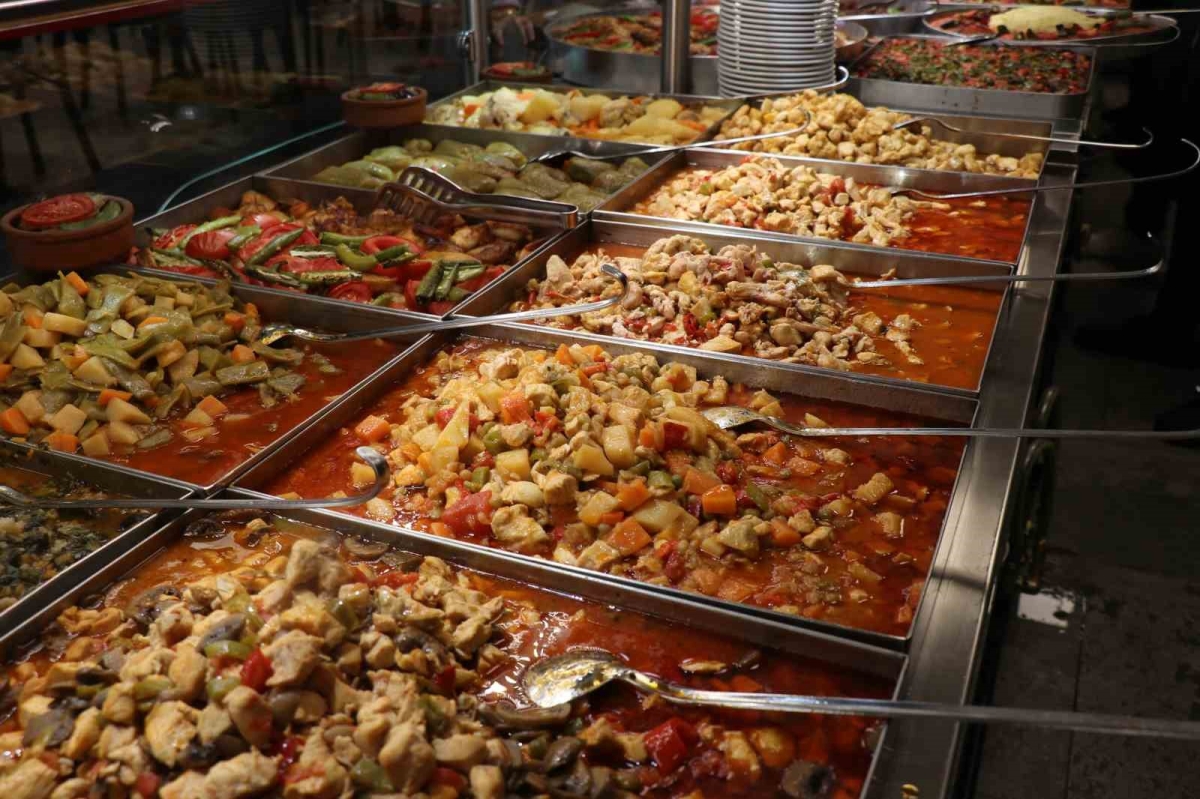 Öğrencilere çay fiyatına 3 kap yemek veriyor
