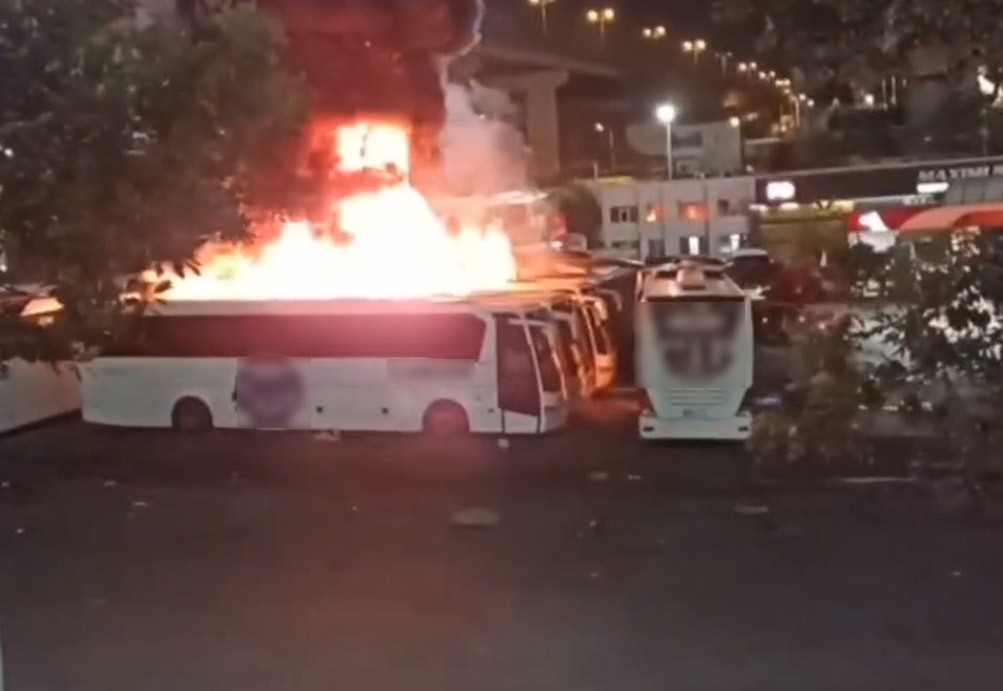 15 Temmuz Demokrasi Otogarı’nda park halindeki otobüs alev alev yandı
