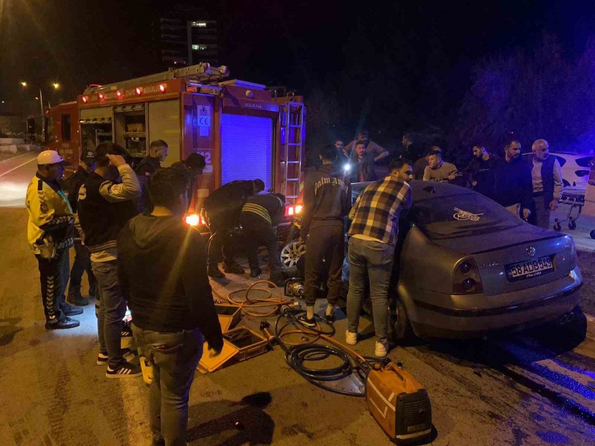 Kaza yapan sürücü sıkıştığı araçtan güçlükle çıkartıldı
