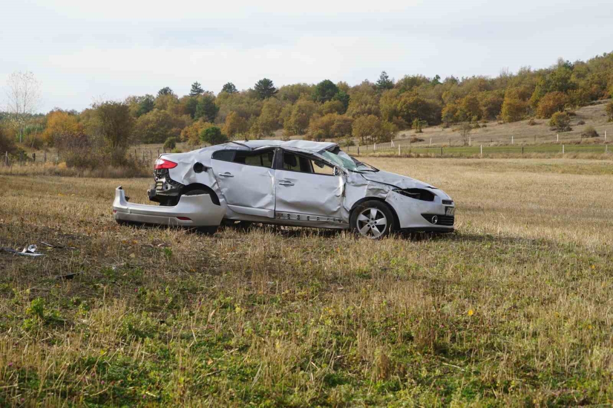 Yoldan çıkan otomobil, tarlaya yuvarlandı
