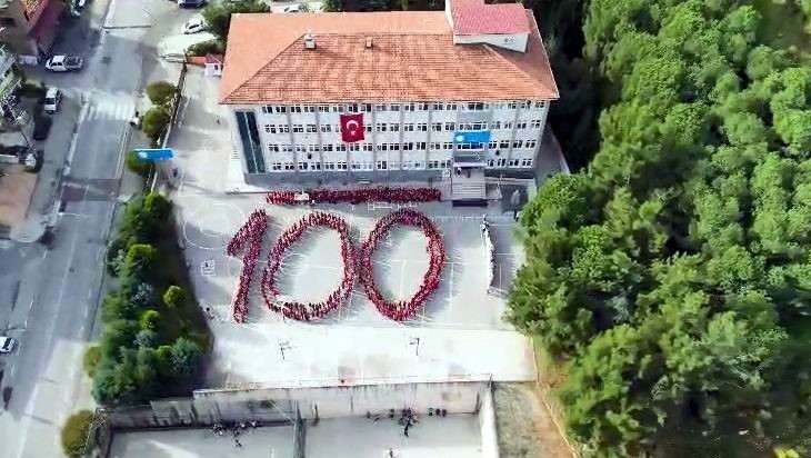İlkokul öğrencilerinden 100. yıl koreografisi
