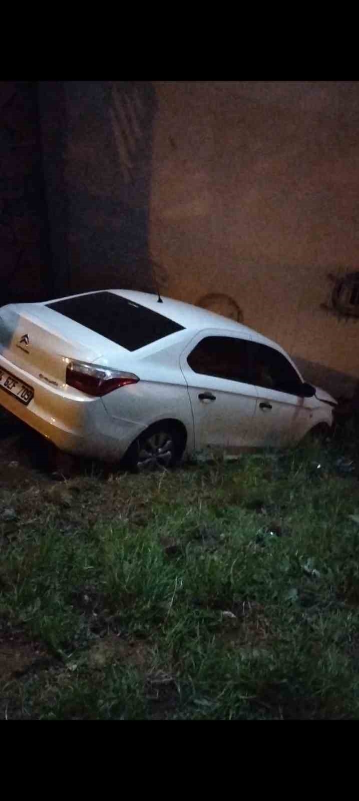 Navigasyonun gösterdiği ara yola giren araç boşluğa düştü: 1 yaralı
