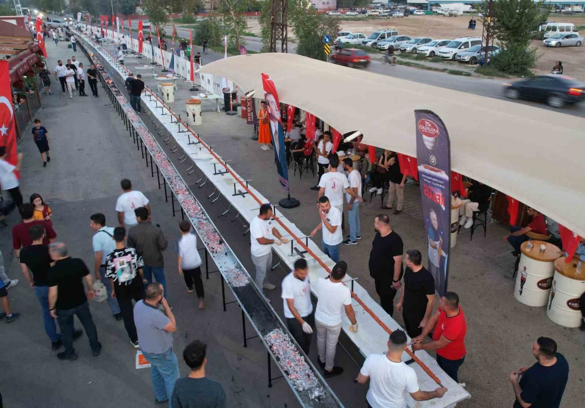 Cumhuriyet’in 100. yılını 100 metrelik boru kebapla kutladı
