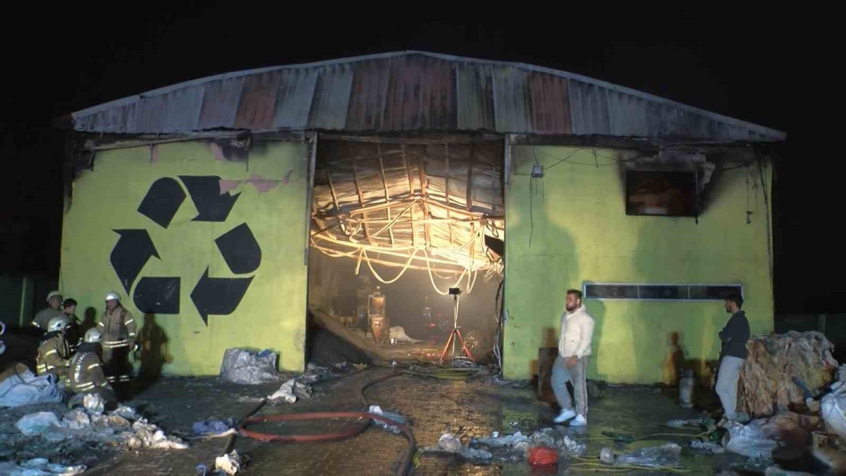 Geri dönüşüm fabrikasında yangın
