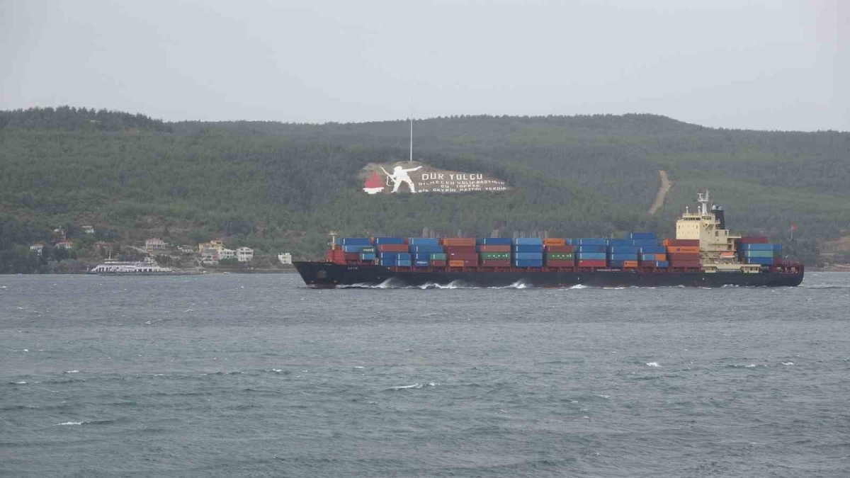 Çanakkale Boğazı yoğun fırtına nedeniyle çift yönlü kapandı
