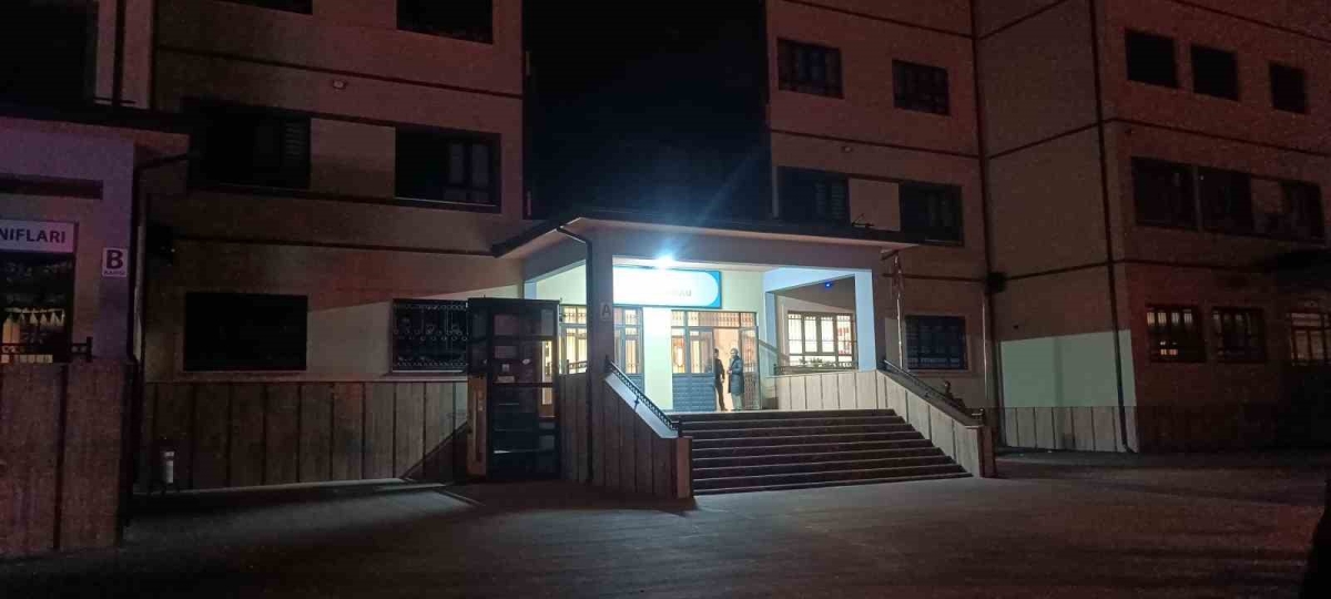 Okulda yangın alarmı paniğe sebep oldu
