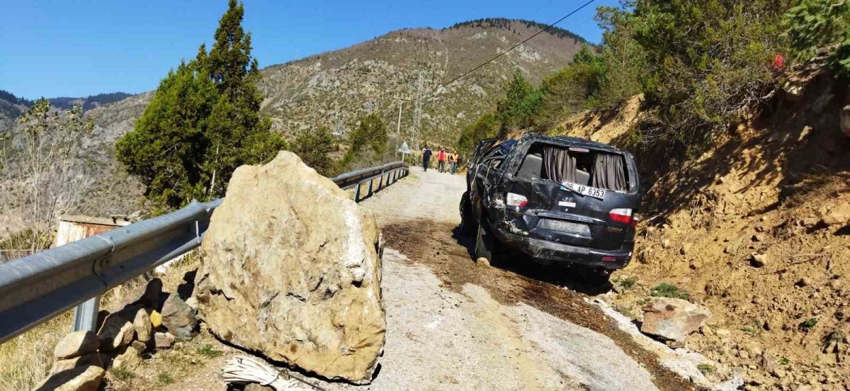 İşçilerin bulunduğu minibüs uçuruma yuvarlandı: 2 yaralı
