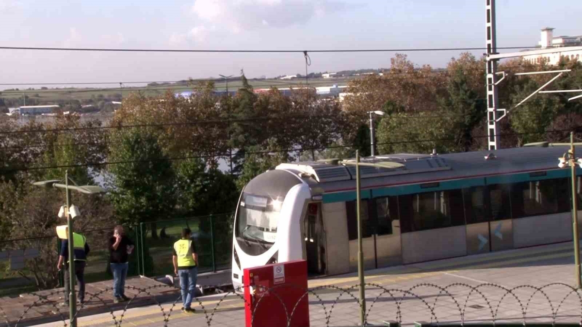 Gebze-Halkalı arasında sefer yapan Marmaray’a ait tren arıza yaptı
