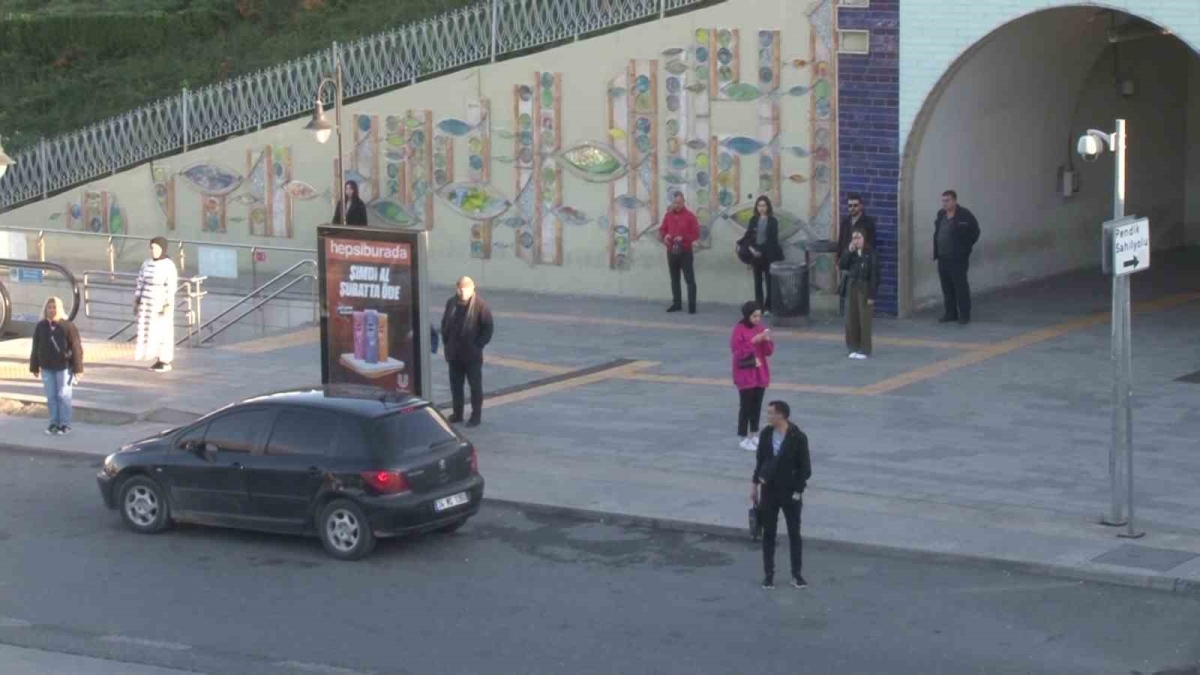 İstanbul’da saat 9’u 5 geçe vatandaşlar Ata’ya saygı duruşunda bulundu
