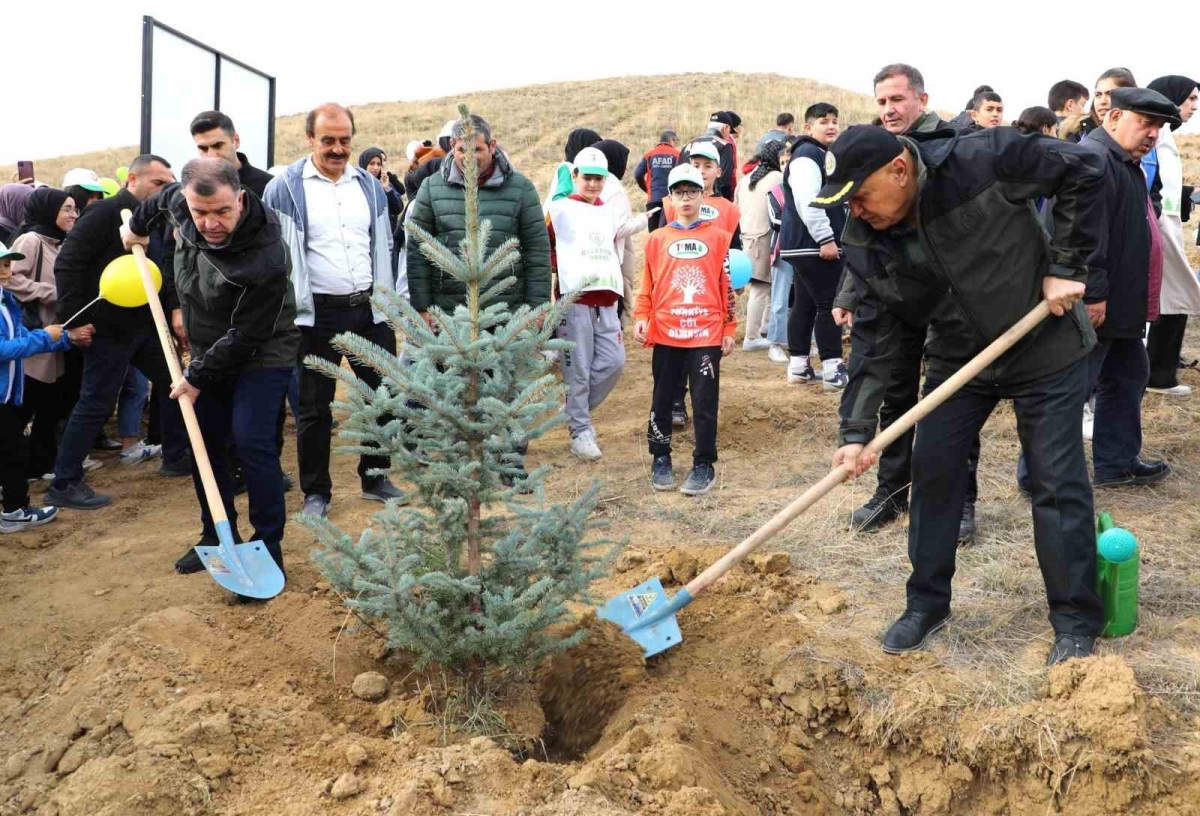 Cumhuriyet’e nefes olacak fidanlar toprakla buluştu

