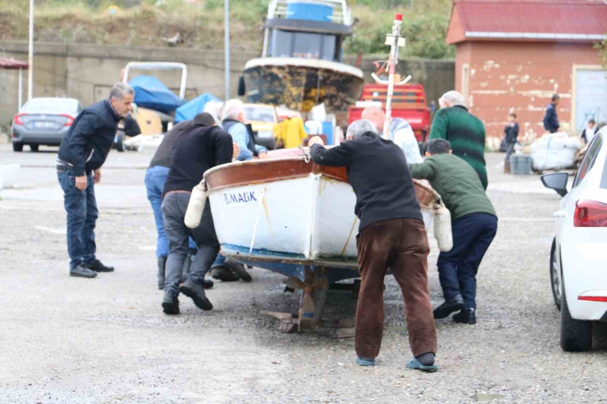 Fırtına öncesi tekneleri karadan yürüttüler
