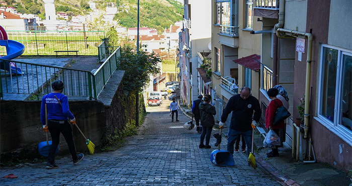 Giresun’un 28 Mahallesinde Temizlik ekibi hem çalışıyor hem uyarıyor