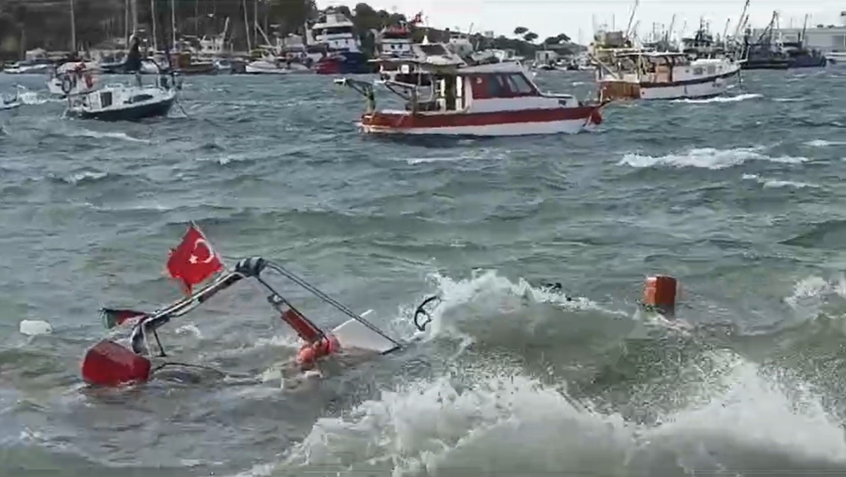 Fırtına, İzmir Foça’da balıkçı teknelerini batırdı
