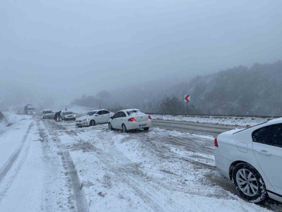 Bolu’da onlarca araç yolda kaldı
