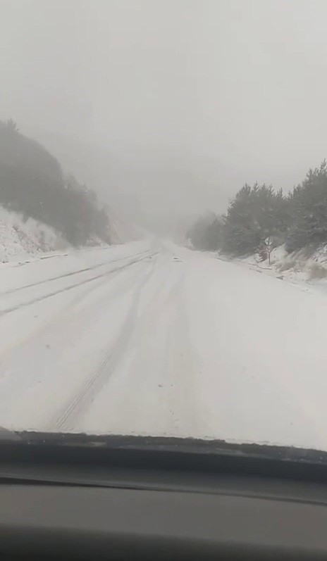 Geminbeli geçidinde kış mesaisi başladı, sürücüler zor anlar yaşadı
