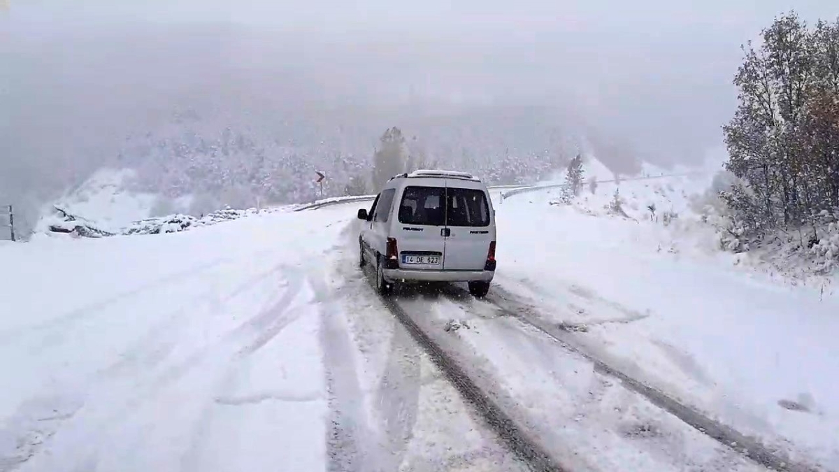 Kar yağışı yolda bıraktı
