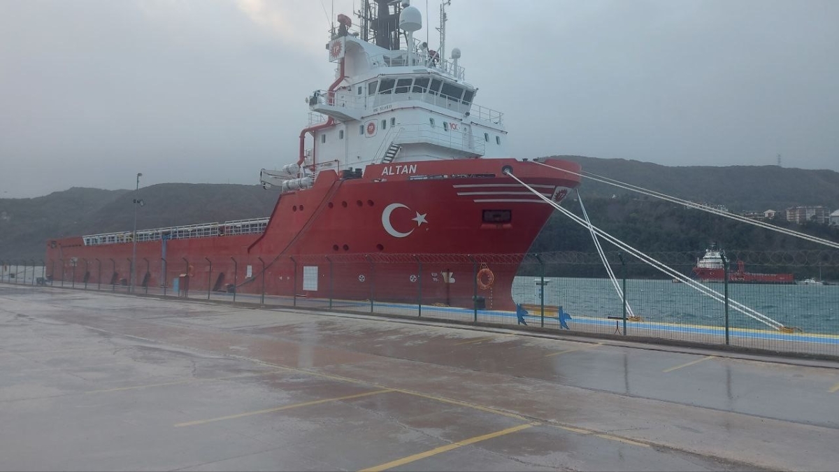 Karadeniz’de petrol araması yapan 2 gemi Amasra Limanı’na sığındı
