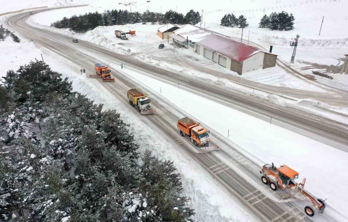 Kar ve tipi nedeniyle 48 köy yolu ulaşıma kapandı
