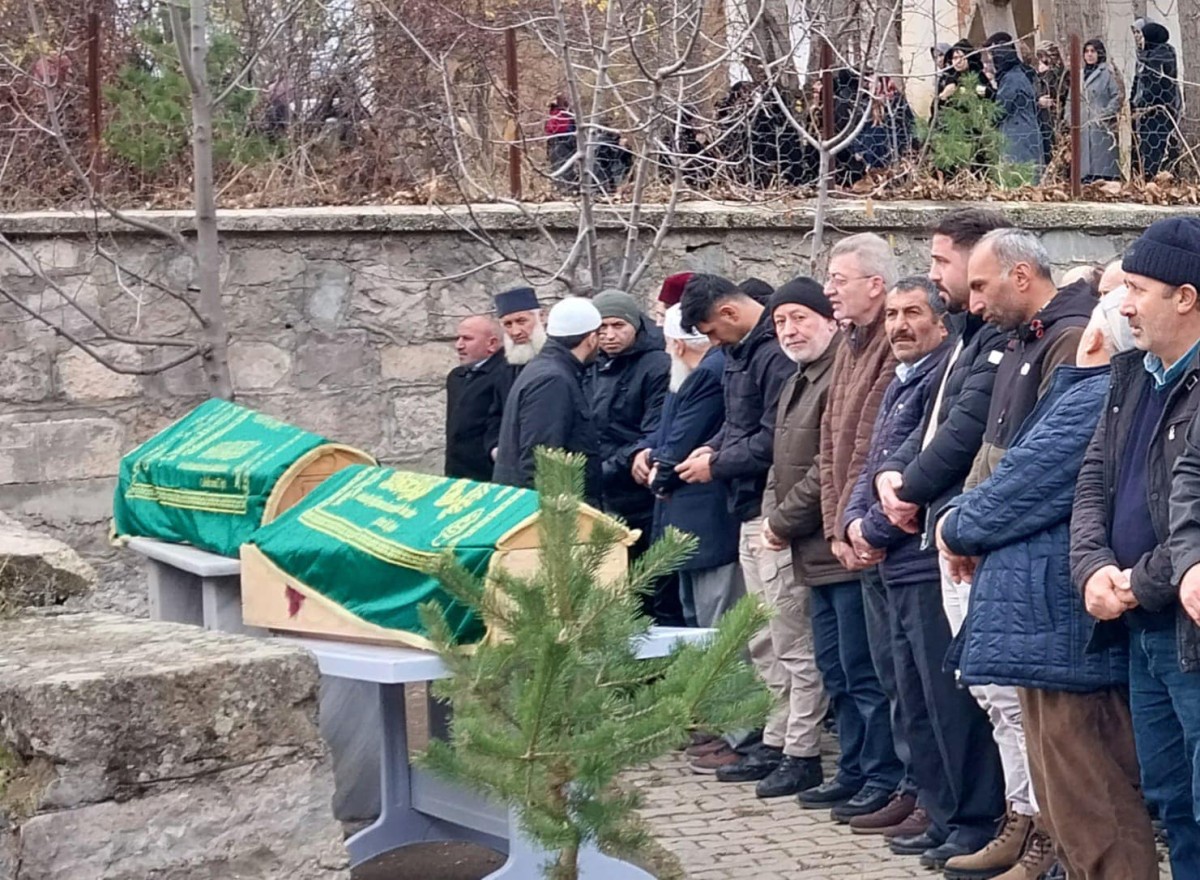 Erzincan'da Kazada vefat eden, Yunus ve Asiye Toker Turpçu Köyünde Toprağa verildi
