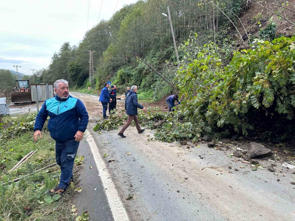 Rize’de heyelan nedeniyle yol ulaşıma kapandı
