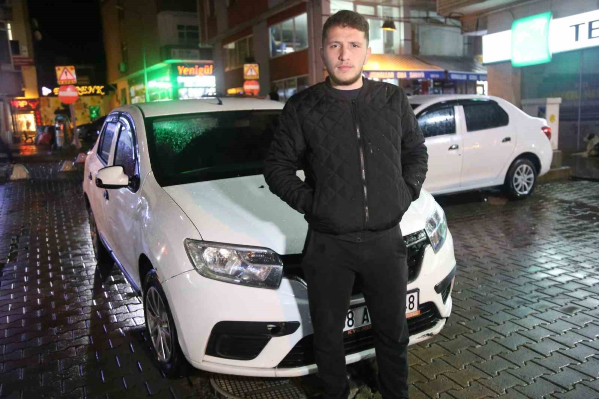 Otomobil içerisinde dalgaların hedefi olan genç yaşadığı korku dolu o anları anlattı
