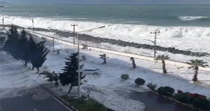 Tirebolu ilçesinde fırtına sonrası deniz taştı, ilçe merkezini su bastı
