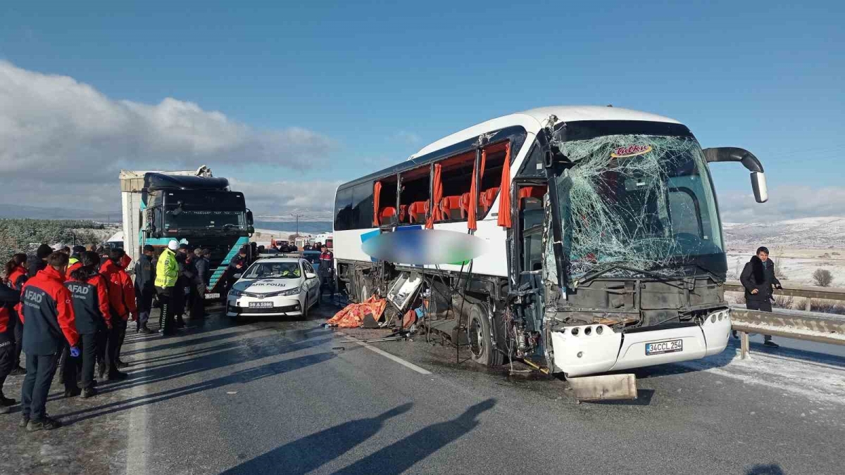 Yolcu otobüsü tra çarptı 1 ölü 2 yaralı
