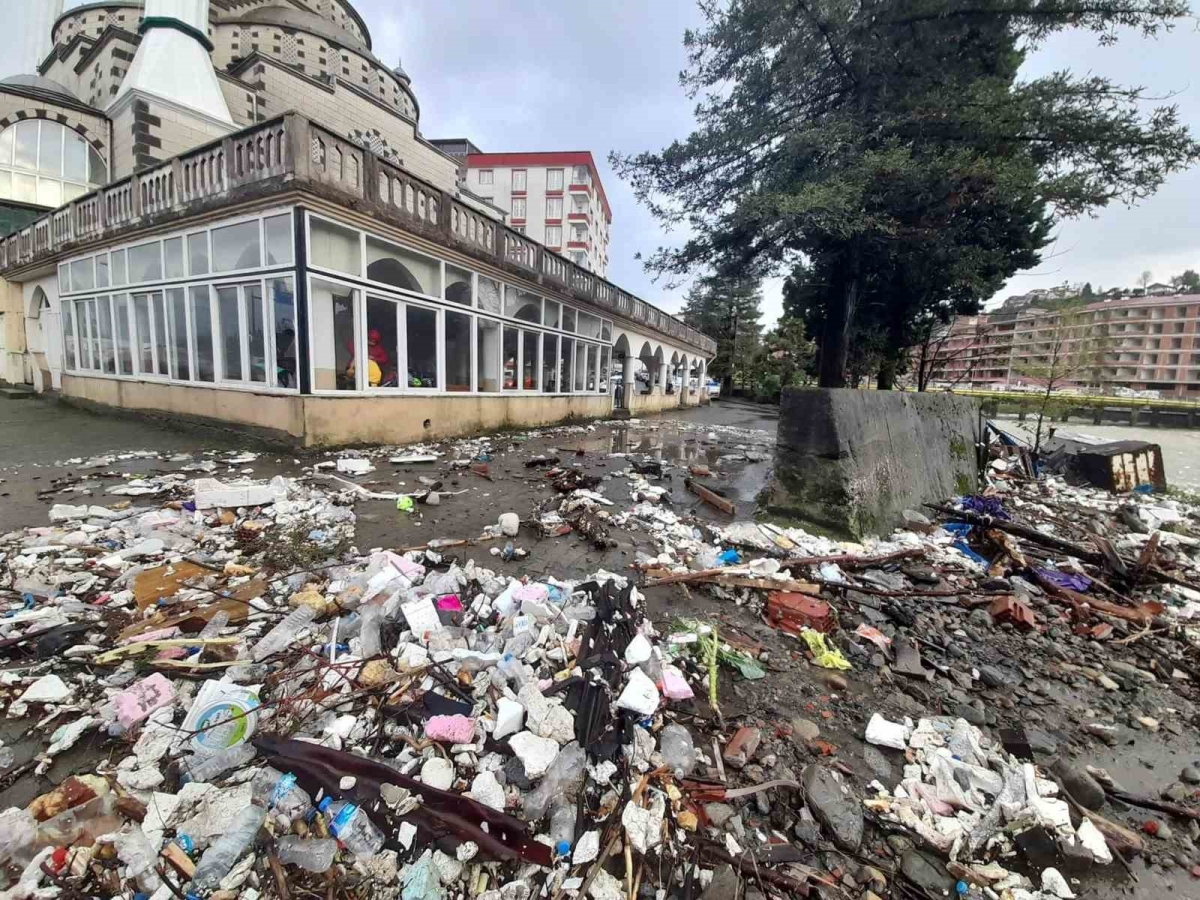 Dalgalar insanlığın pisliğini gün yüzüne çıkardı
