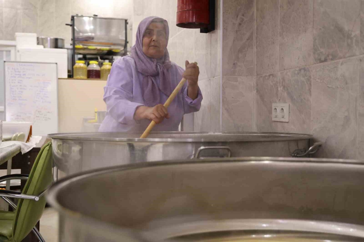 Kadınlar, karınca misali çalışıp yöresel ürünler üretiyor
