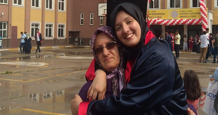 Kadın evinin önünde silahla  vurulmuş olarak bulundu
