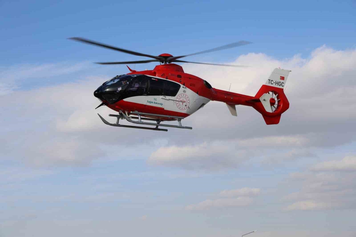 Çatıdan düşüp ağır yaralandı, ambulans helikopterle hastaneye götürüldü

