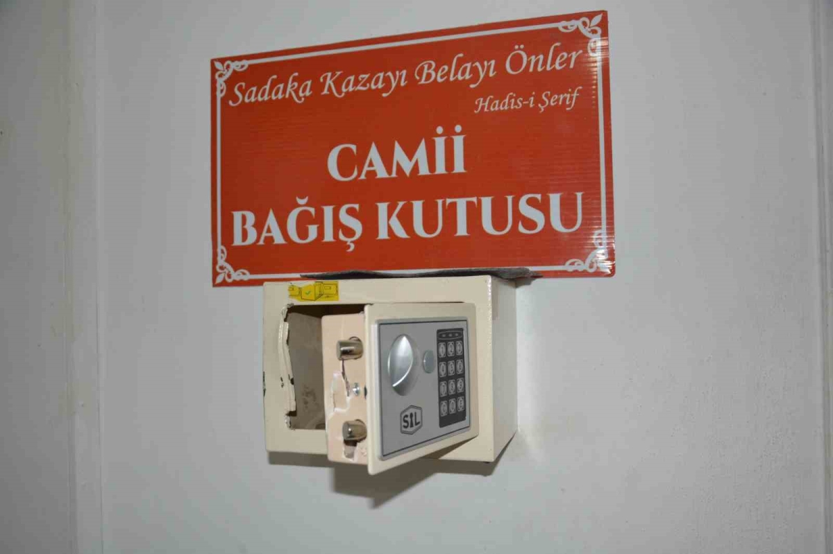 Önce sadaka kasasındaki paralar, sonra caminin güvenlik kamerası kayıt cihazı çalındı
