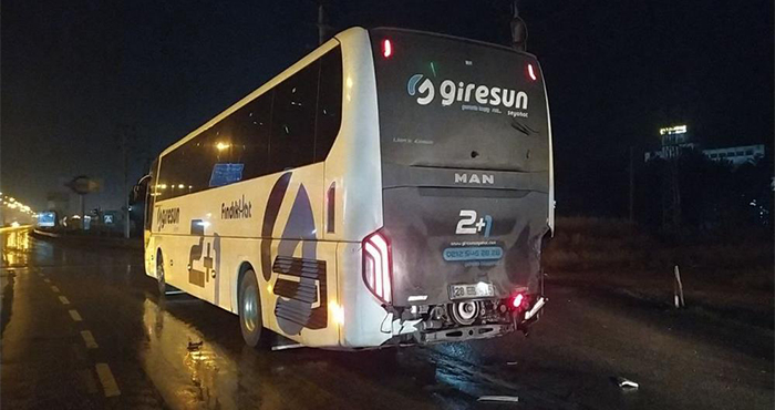 Yolcu otobüsüne çarpan ticari araç sürücü ağır yaralandı
