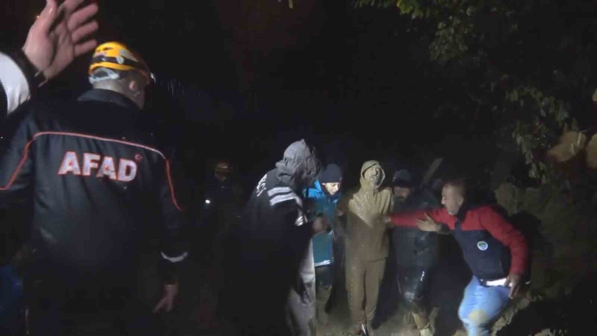 Zonguldak’ta ikinci büyük heyelan: İş makineleri göçük altında kaldı, yaralılar var
