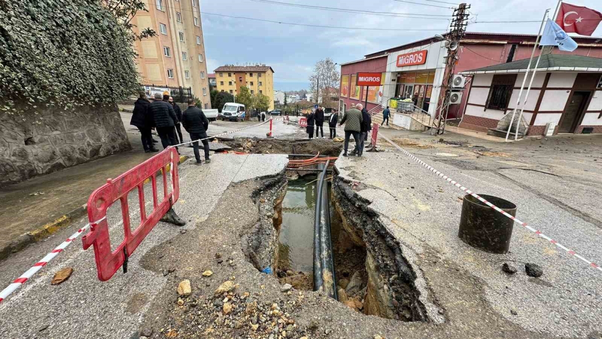 İçme suyu isale hattı patladı, ortalık savaş alanına döndü
