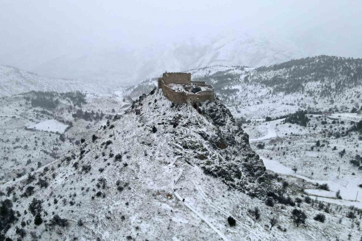 Doğu Karadeniz’in en görkemli kalesine kar altında doğa yürüyüşü
