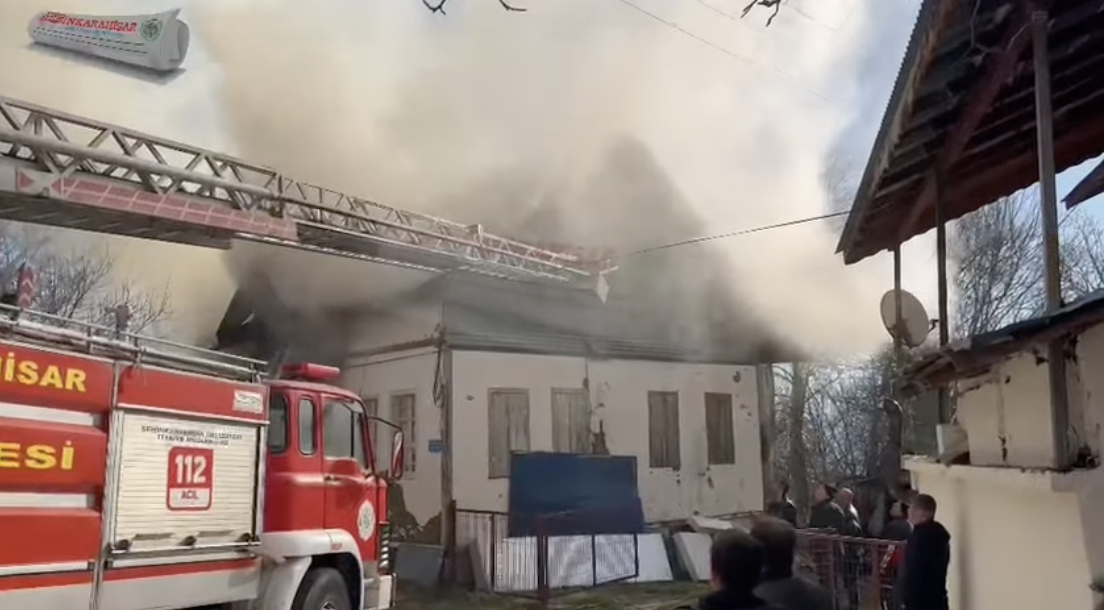Şebinkarahisar'da iki ahşap ev yandı